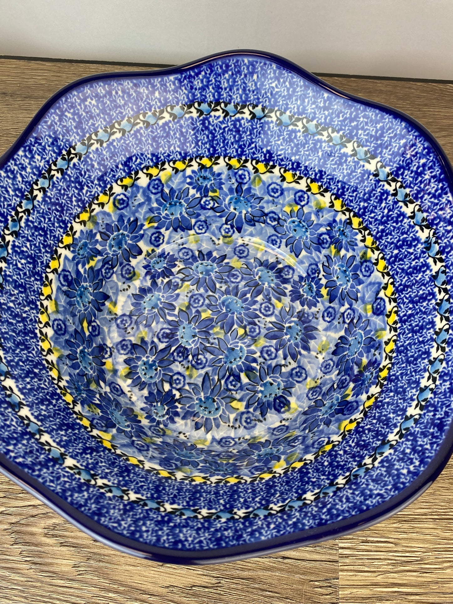 Large Wavy Unikat Serving Bowl - Shape 692 - Pattern U4744