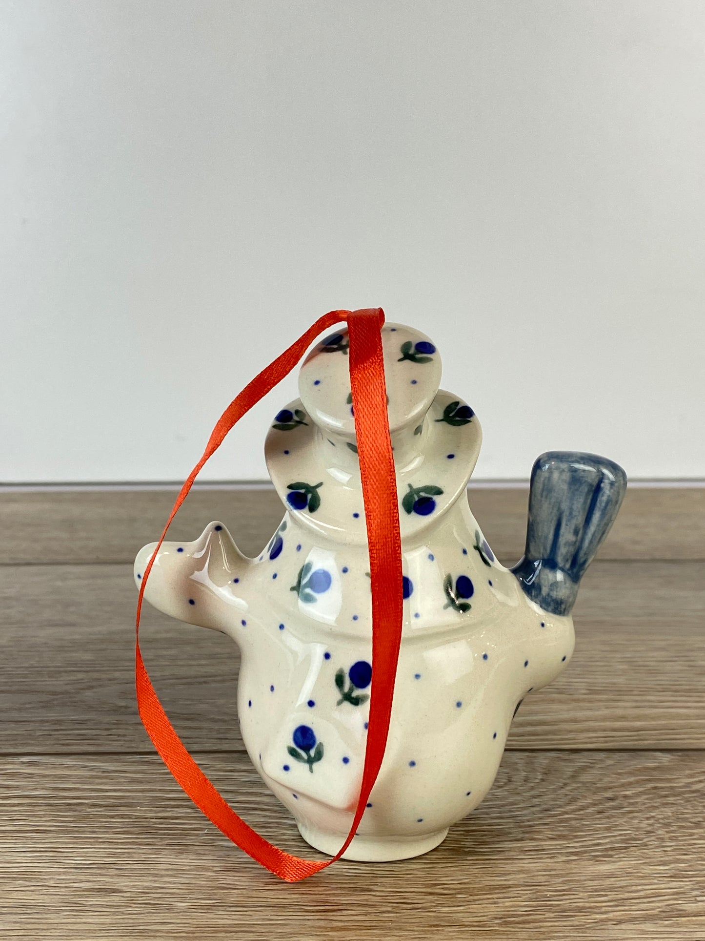 Short Snowman Ornament With Broom - Shape F61 - Pattern 135