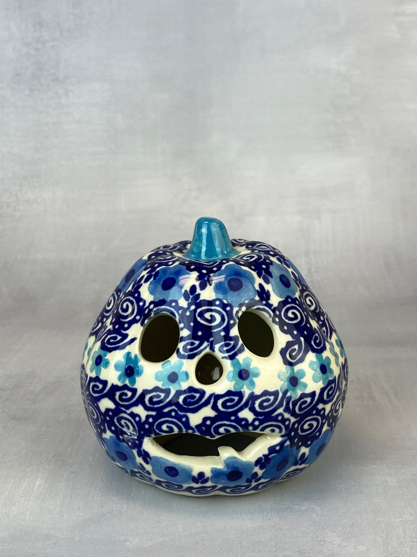 Little Jack-O-Lantern - Squat Bottom Tooth - Blue Floral