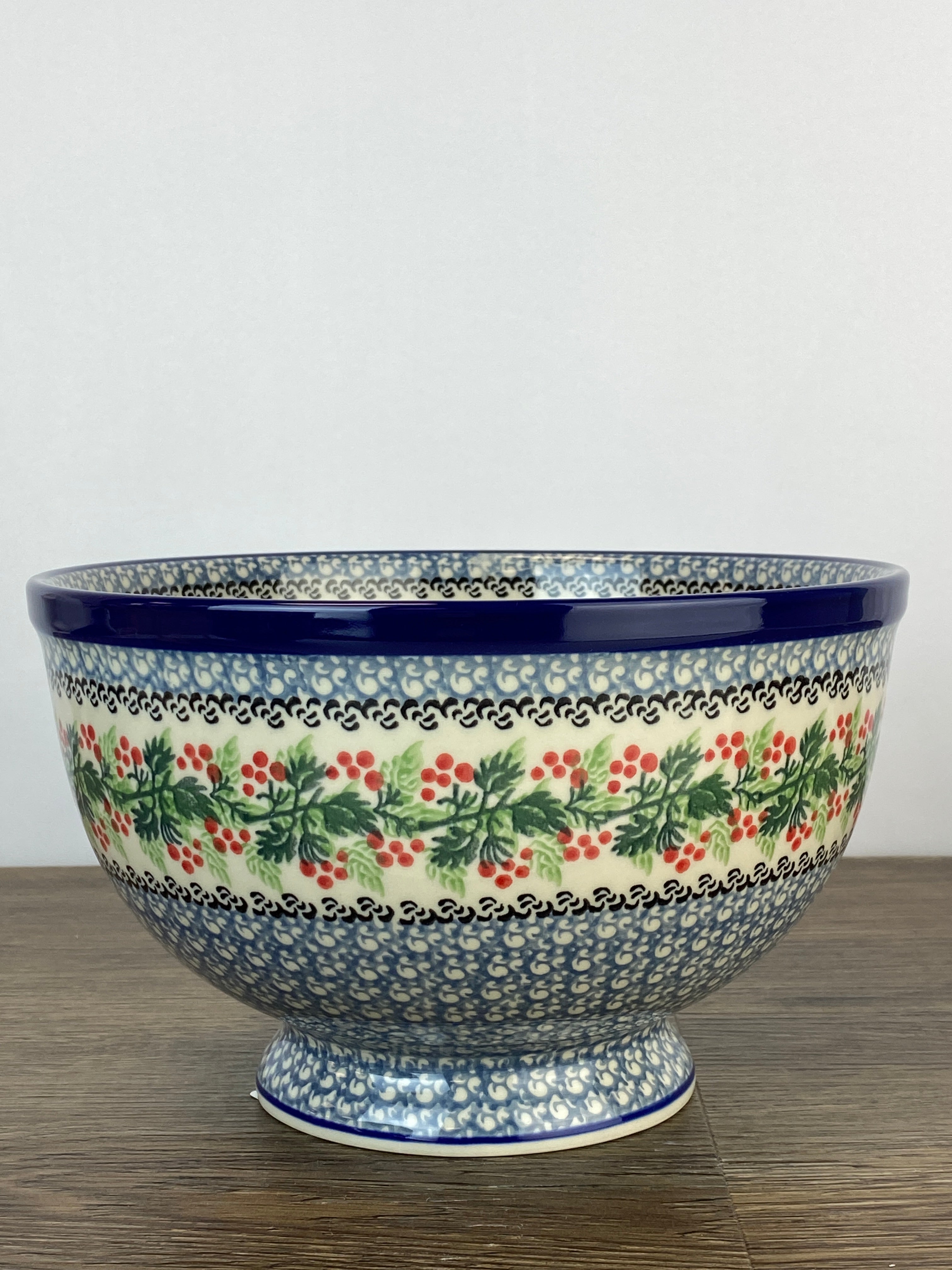 Pedestal shop serving bowl