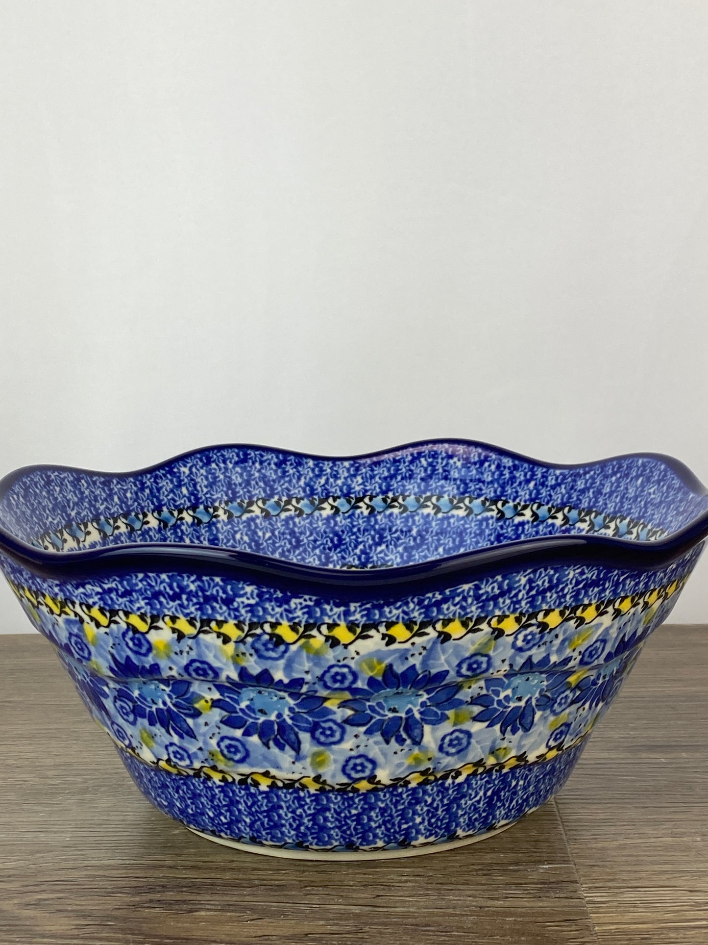 Large Wavy Unikat Serving Bowl - Shape 692 - Pattern U4744