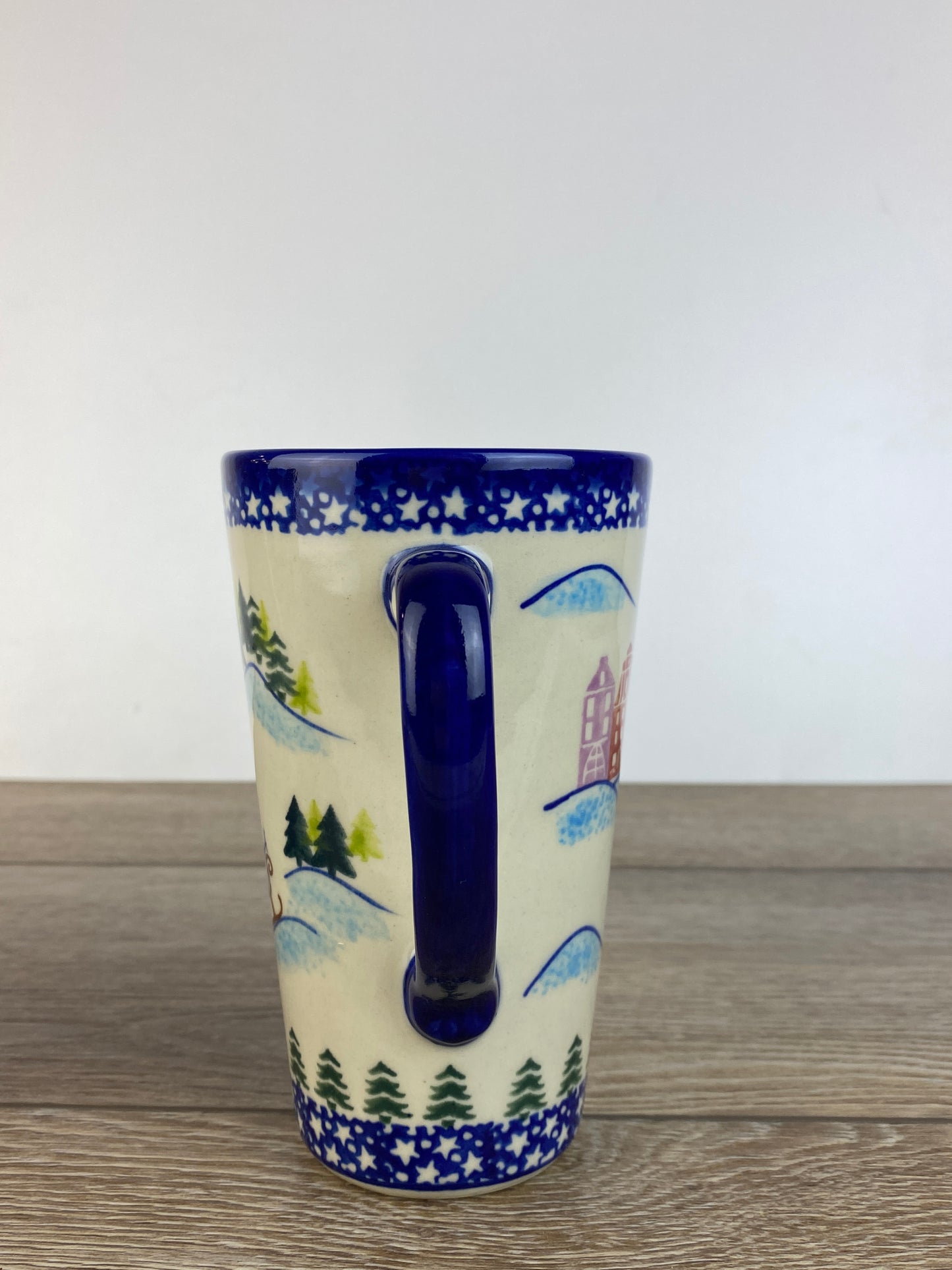 Vena Unikat Latte Mug - Shape V468 - Christmas in Bolesławiec Sledding Snowman